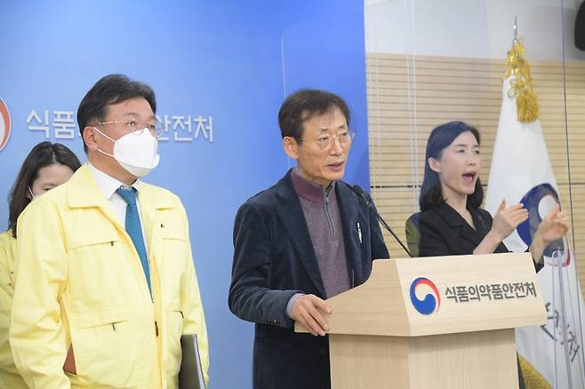 오일환 중앙약심위원장(카톨릭대학교 의과대학 교수)가 27일 충북 오송 식약처에서 셀트리온 '렉키로나주'에 대한 자문결과를 발표하고 있다./사진=식품의약품안전처