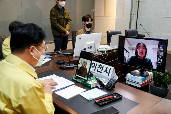 엄태준 이천시장은 지난 26일 현장소통 '이천은 화목해요'를 부발 신하10리 주민들과 비대면 화상회의 방식으로 개최했다. / 사진제공=이천시