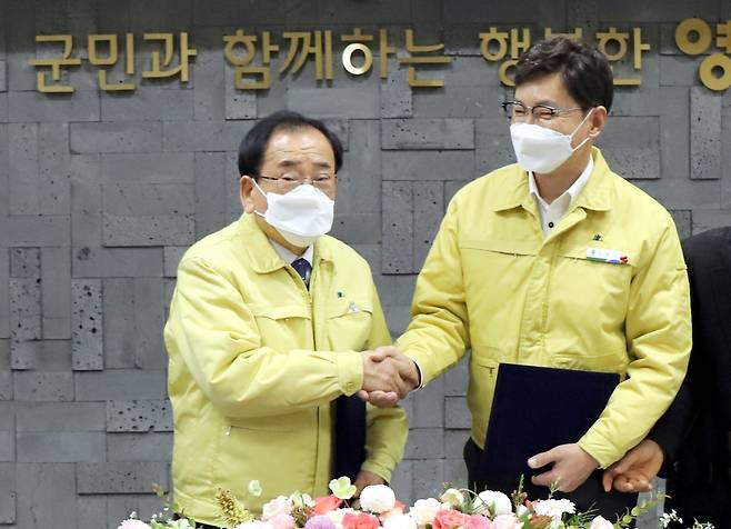 27일 김철우 보성군수와 김준성 영광군수, 박동호 보성차생산자조합장, 서재창 영광수협장 등 4개 기관장은 영광군청에서 신제품 개발 및 유통을 위한 협약을 맺고 보성녹차, 영광굴비, 영광천일염 등을 결합한 식품 개발에 본격 나선다. 사진 왼쪽부터 김준성 영광군수 김철우 보성군수/보성군