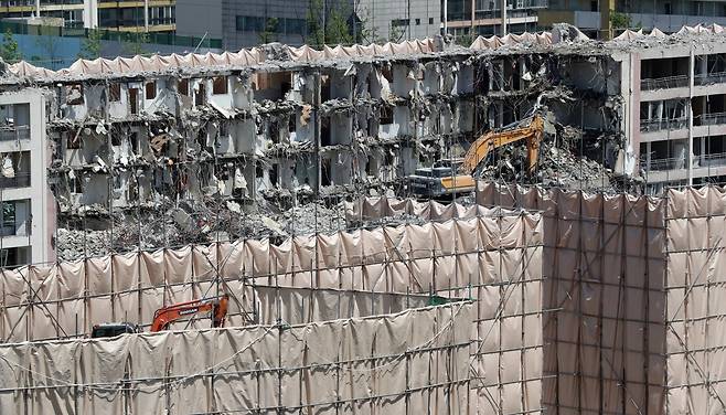 부동산 전문가들은 재건축 규제 완화 등을 통한 민간 공급 확대가 시급하다는 일치된 의견을 보였다. 사진은 서울 송파구 한 재건축 아파트 현장에서 건물이 철거되는 모습. [연합]