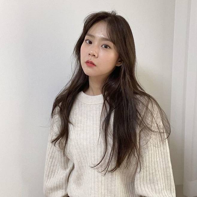 Actor Han Seung-yeon from the group Kara showed off her beautiful beautiful looks.Han Seung-yeon posted a picture on his Instagram on January 27 with the phrase s.e.l.f.i.e.Han Seung-yeon in the public photo is staring at the camera with his long hair hanging down in a white knit.Debut also thrilled fans by showing off their beautiful looks during their constant luscious 15 years.On the other hand, Han Seung-yeon appeared on KBS 2TV entertainment Pet Vitamin which recently ended.