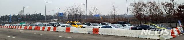 [인천공항=뉴시스]홍찬선 기자 = 지난해 인천국제공항 주차장에 장기간 방치된 차량이 48대인 것으로 집계 됐다. 사진은 지난 26일 인천공항 화물터미널에 장기간 방치된 차량들의 모습. (사진=인천공항공사 제공)2021.01.27 photo@newsis.com