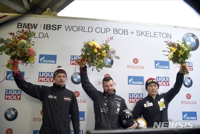 [시굴다(라트비아)=AP/뉴시스]윤성빈(오른쪽)이 15일(현지시간) 라트비아 시굴다에서 열린 2019-2020 국제봅슬레이스켈레톤연맹(IBSF) 월드컵 8차 남자 스켈레톤에서 동메달을 따내고 시상대에 올라 포즈를 취하고 있다. 윤성빈은 1·2차시기 합계 1분41초15로 3위를 기록해 동메달을 차지해 이번 시즌 총 5개의 월드컵 메달(금1 은2 동2)을 획득했다. 2020.02.16.
