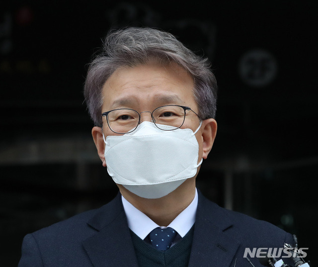 [서울=뉴시스]전진환 기자 = 권칠승 중소벤처기업부 장관 후보자가 22일 오전 서울 여의도의 한 빌딩에 마련된 인사청문회 준비사무실로 출근해 기자들의 질문에 답하고 있다. 2021.01.22. amin2@newsis.com