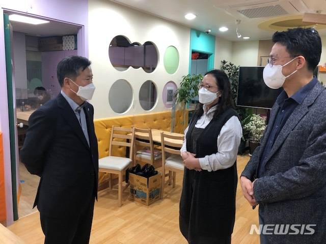아동센터를 방문하는 이정표 기흥구청장.