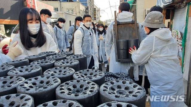 [춘천=뉴시스]김유나 기자 = 27일 오후 강원 춘천시 소양로에서 강원대학교 학생들이 취약 가구에 연탄을 나르고 있다. 2021.01.27. una@newsis.com