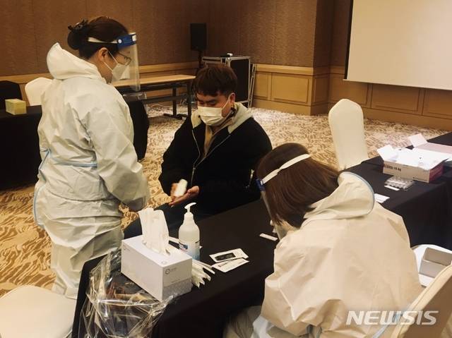 [제주=뉴시스]제주 테디밸리골프앤리조트가 27일 오전 클럽하우스 지하 1층 세미나실에서 전 임직원과 협력업체 직원 총 120명을 대상으로 신종 코로나바이러스 감염증(코로나19) 자체 진단검사를 실시하고 있다. (사진 테디밸리골프앤리조트 제공) 2021.01.27. photo@newsis.com