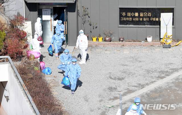 6~19세 학생 등 109명이코로나19 확진 판정을 받은 광주 광산구 운남동 광주TCS국제학교에서 27일 오후 확진자들이 생활치료시설로 이동하기 위해 버스에 탑승하고 있다