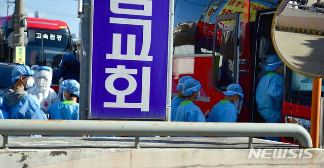 광주TCS국제학교에서 27일 오후 확진자들이 생활치료시설로 이동하기 위해 버스에 탑승하고 있다