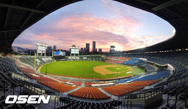 [OSEN=잠실, 민경훈 기자]1회초 양팀 선수들이 경기 중인 잠실야구장 하늘에 노을이 지고 있다./ rumi@osen.co.kr