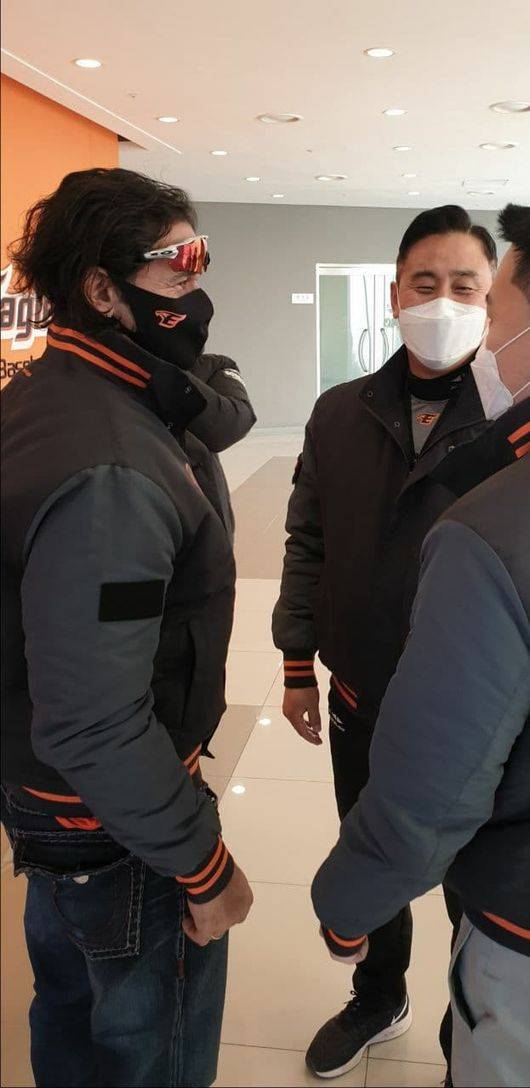 [사진] 한화 수베로 감독(왼쪽)이 서산에서 최원호 퓨처스 감독을 만났다. /한화 이글스 제공