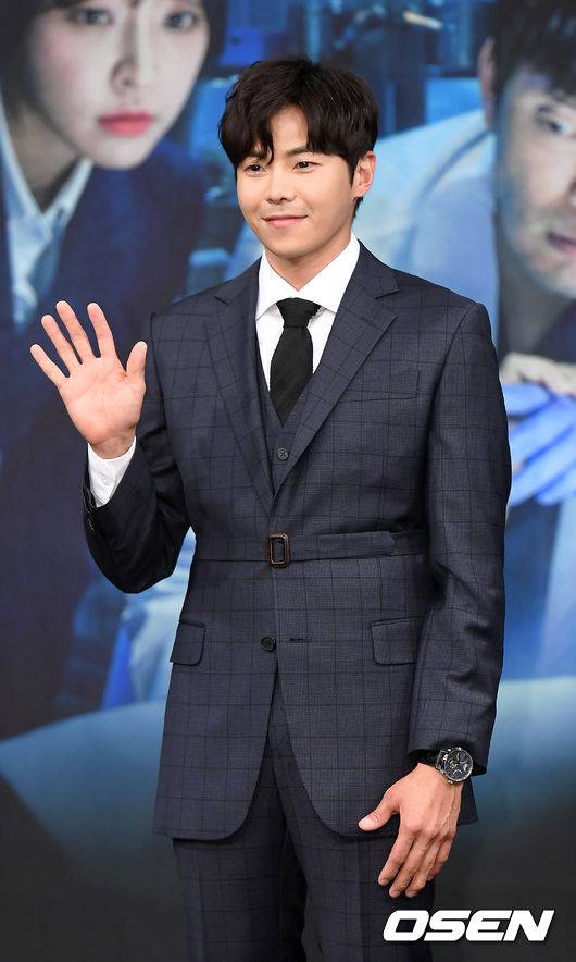 [OSEN=곽영래 기자] 배우 박은석이 10일 오후 서울 마포구 상암동 MBC 골든마우스홀에서 열린 MBC 새 월화드라마 '검법남녀' 제작발표회에 참석해 포토타임을 갖고 있다. / youngrae@osen.co.kr