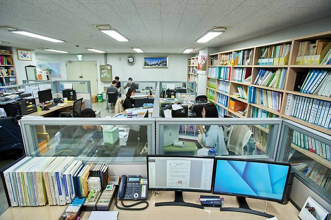 대한산악연맹 사무실.