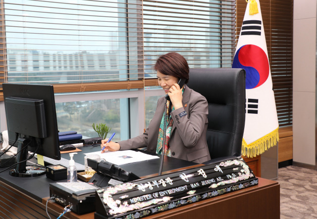 한정애 환경부장관이 26일 아침 세종청사 장관실에서 존 케리 미국 기후특사와 탄소중립 이행을 위한 상호 협력 방안에 대하여 통화하고 있다. /사진제공=환경부
