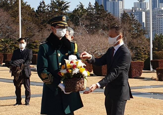 파트릭 엥겔베르트 벨기에 공관차석이 27일 부산 유엔기념공원에서 열린 벨기에군 한국전쟁 참전 70주년 기념행사에서 헌화를 하고 있다. /사진제공=주한 벨기에 대사관