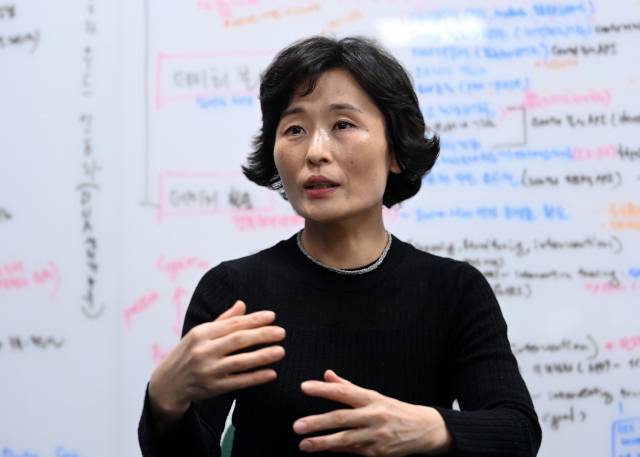 김형숙 한양대 디지털헬스케어센터에장이 디지털 치료제 개발을 위한 전략이 담긴 칠판 앞에서 본인의 원대한 구상을 밝히고 있다.