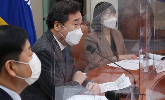 이낙연 더불어민주당 대표가 1월 4일 국회에서 열린 청년미래연석회의 출범식에서 인사말을 하고 있다. 왼쪽부터 구윤철 국무조정실장, 이 대표, 박성민 민주당 최고위원. [뉴스1]