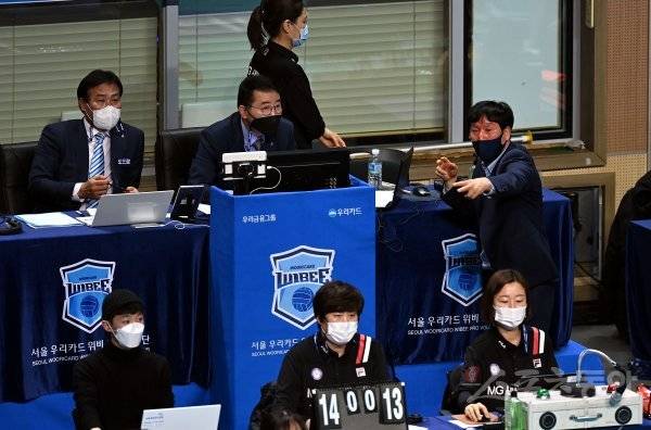 24일 서울 장충체육관에서 ‘2020-2021 도드람 V리그’ 서울 우리카드와 수원 한국전력의 남자부 경기가 열렸다. 우리카드 신영철 감독이 심판의 판정에 항의하고 있다. 스포츠동아DB