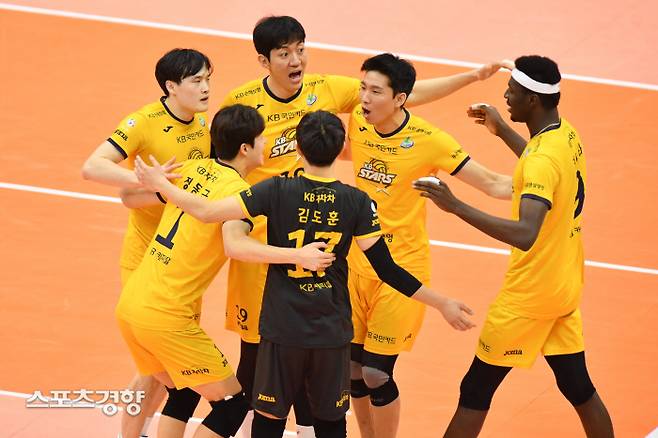 프로배구 남자부 KB손해보험의 선수들이 27일 경기도 의정부실내체육관에서 열린 V리그 5라운드 현대캐피탈전에서 공격을 성공시킨 후 환호하고 있다. KOVO 제공