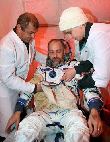 2008년 10월 ISS 우주관광을 마치고 검진받는 비디오게임 부호 리처드 개리엇 [EPA=연합뉴스]