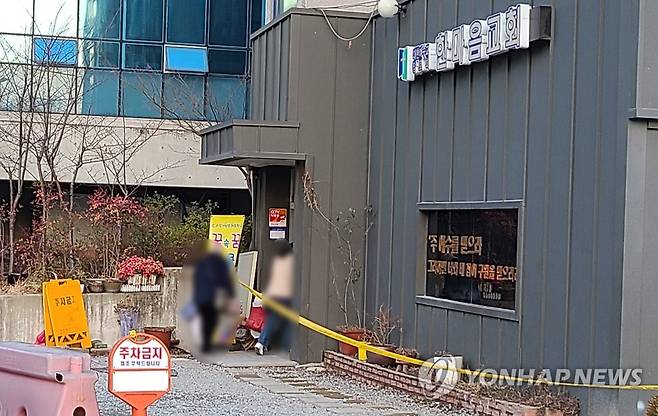 통제 없이 외부 돌아다니는 확진자 (광주=연합뉴스) 천정인 기자 = 27일 오전 광주 광산구 TCS 국제학교에서 집단감염된 확진자 일부가 외부에서 짐을 챙겨 확진자가 모여있는 국제학교 교육관으로 출입하고 있다. 2021.1.27 iny@yna.co.kr