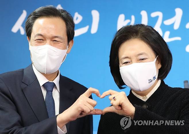 기념촬영하는 우상호-박영선 (서울=연합뉴스) 안정원 기자 = 서울시장 보궐선거 출마 선언을 한 더불어민주당 우상호 의원과 박영선 전 중소벤처기업부 장관이 27일 서울 여의도 더불어민주당 서울시당에서 열린 '민주당 정책엑스포 in 서울'에서 기념촬영을 하고 있다. 2021.1.27 jeong@yna.co.kr