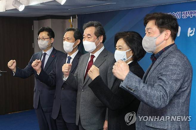 기념촬영하는 민주당 박영선-우상호 (서울=연합뉴스) 안정원 기자 = 더불어민주당 이낙연 대표와 서울시장 보궐선거 출마 선언을 한 우상호 의원과 박영선 전 중소벤처기업부 장관 등이 27일 서울 여의도 더불어민주당 서울시당에서 열린 '민주당 정책엑스포 in 서울'에서 기념촬영을 하고 있다. 2021.1.27 jeong@yna.co.kr