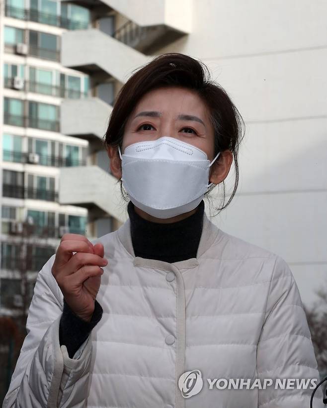 은마아파트 방문한 나경원 전 의원 (서울=연합뉴스) 서울시장 보궐선거 출마 선언을 한 국민의힘 나경원 전 의원이 27일 오후 서울 강남구 대치동 은마아파트를 찾아 노후시설 등을 살펴본 뒤 취재진의 질문에 답하고 있다. 2021.1.27 [국회사진기자단] jeong@yna.co.kr