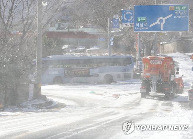강풍에 날리는 눈 [연합뉴스 자료사진]