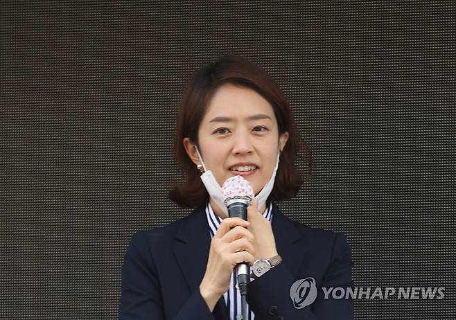 작년 4월 16일 당시 서울 광진을 지역구에서 국회의원으로 당선된 고민정 당선인이 서울 광진구 노룬산시장 인근에서 당선인사를 하던 모습[연합뉴스 자료사진]