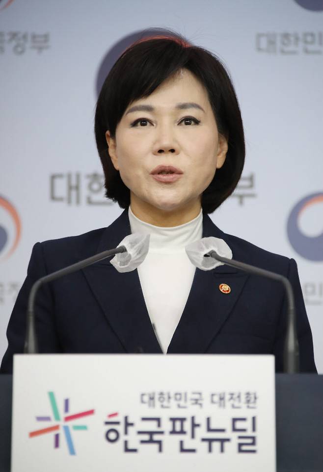 전현희 국민권익위원장이 28일 정부서울청사 브리핑실에서 2020년 국가별 부패인식지수를 발표하고 있다[사진=연합 제공]