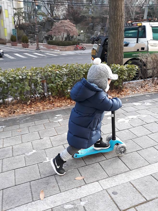 보도에서 싱싱카를 타는 어린이. 조성관 작가 제공