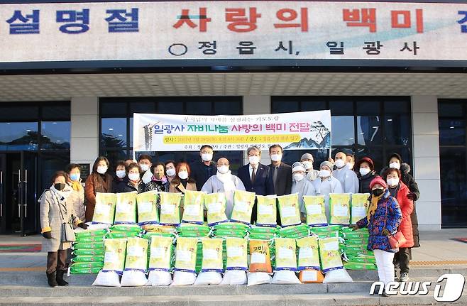 전북 정읍시 일광사(주지 승천) 신도들이 28일 설 명절을 앞두고 어려운 이웃들을 위해 사용해 달라며 정읍시에 3600만원 상당의 백미 100포를 전달했다. © 뉴스1