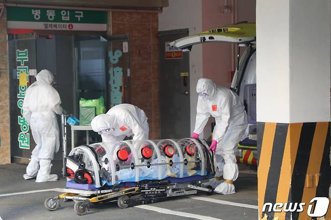 부산 금정구 부곡요양병원에서 한 확진자가 치료시설로 이송되고 있다. 2021.1.27/뉴스1 © News1 박세진 기자
