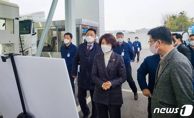 28일 한정애 환경부장관이 전북 완주군 소재 현대차 전주공장과 완주 수소충전소를 방문했다.(전북도 제공)2021.1.28/ © 뉴스1