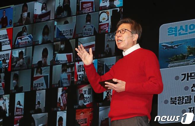 박형준 국민의힘 부산시장 예비후보가 28일 오후 부산 해운대구 벡스코 오디토리움에서 열린 '부산시장 후보 비전스토리텔링PT' 행사에서 7분 PT를 하고 있다. 2021.1.28/뉴스1 © News1 여주연 기자