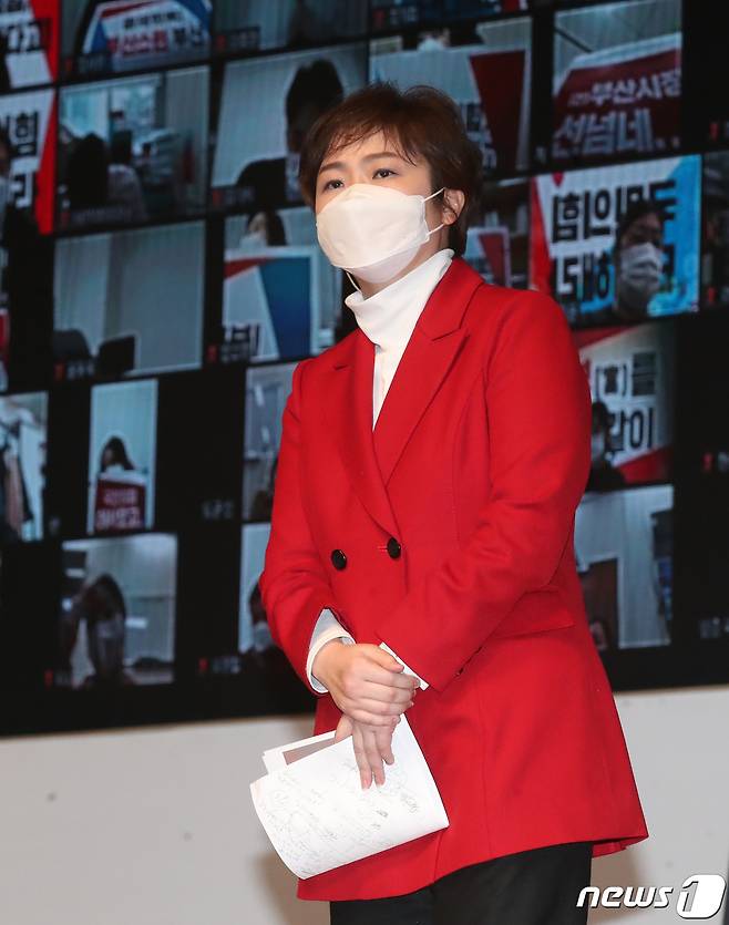 이언주 국민의힘 부산시장 예비후보가 28일 오후 부산 해운대구 벡스코 오디토리움에서 열린 '부산시장 후보 비전스토리텔링PT' 행사에서 7분 PT를 하고 있다. 2021.1.28/뉴스1 © News1 여주연 기자