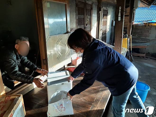 무안군이 소외계층의 건강과 안부를 위해 행복나눔 식품키트를 지급했다.© 뉴스1