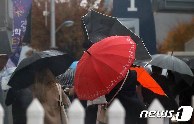 부산 해운대구 벡스코 앞 사거리에 시민들이 뒤집어진 우산을 쓰고 발걸음을 옮기고 있다. (자료사진)/뉴스1 © News1 여주연 기자