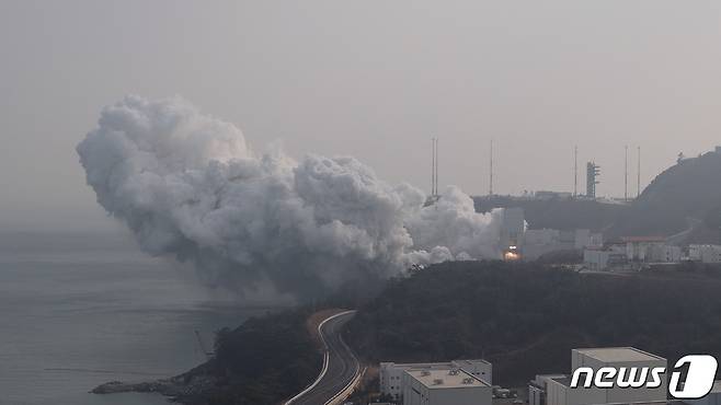 한국항공우주연구원은 나로우주센터에서 누리호 1단 인증모델(QM) 추진기관 종합연소시험을 진행했다고 28일 밝혔다.(항우연 제공) 2021.1.28/뉴스1