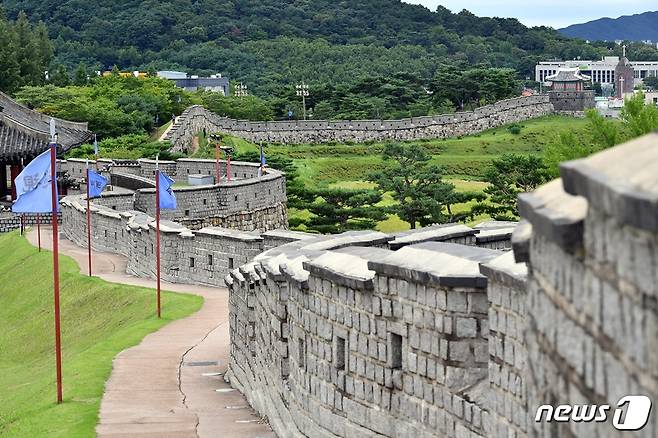 수원화성, 용인 한국민속촌 등 경기도내 12개 관광지가 ‘한국관광 100선’에 선정됐다. 사진은 수원화성 성곽길.(경기도청 제공)/© 뉴스1