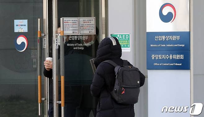 3일 정부세종청사 산업통상자원부 출입문으로 직원들이 드나들고 있다. 검찰은 지난 2일 월성 1호기 관련 내부 자료를 삭제하는 데 관여한 산업통상자원부 공무원 3명을 대상으로 사전구속영장을 청구했다. 2020.12.3/뉴스1 © News1 장수영 기자