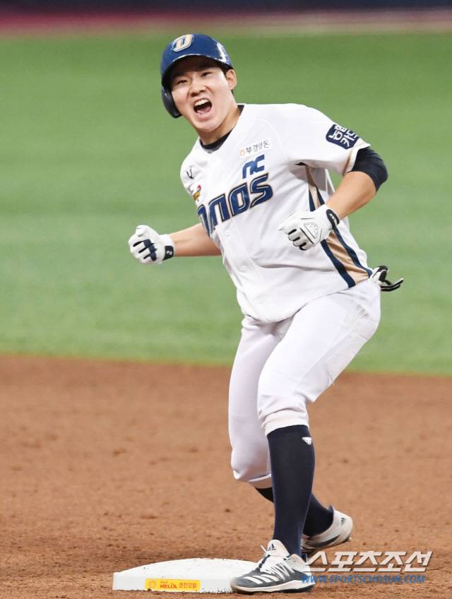 24일 고척스카이돔에서 KS 6차전 NC와 두산의 경기가 열렸다. 6회 2사 만루에서 2타점 적시타를 날린 박민우가 환호하고 있다. 고척=송정헌 기자 songs@sportschosun.com/2020.11.24/