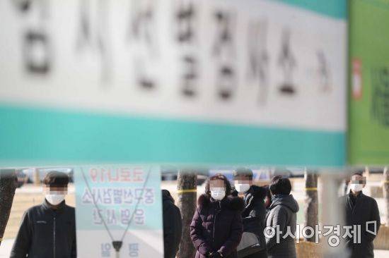 국내 신종 코로나바이러스 감염증(코로나19) 확진자가 처음 발생한 지 1년째가 되는 20일 서울광장에 마련된 임시 선별검사소에서 시민들이 검사를 받고 있다. /문호남 기자 munonam@