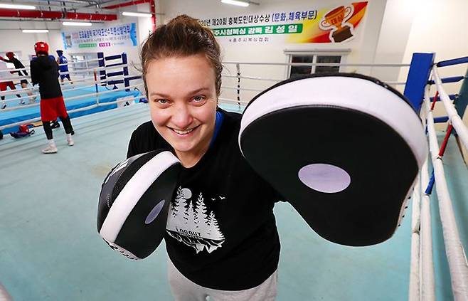 27일 우리나라 최초의 복싱 국가대표 여성 코치가 된 아리안 포틴이 양손에 복싱 미트(타격 훈련용 장갑)를 끼고 펀치를 받아낼 자세를 취하고 있다. 포틴은 “기회를 준 한국에 성과로 보답하겠다”고 했다. /신현종 기자