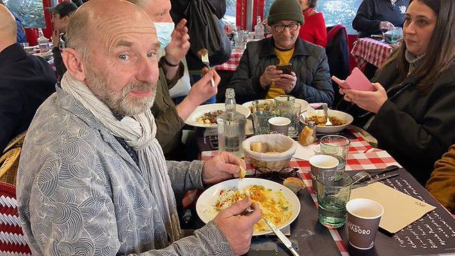 영업금지령을 어기고 포피에 몰려든 손님들이 오랜만에 외식을 하며 '자유'를 즐기고 있다./트위터