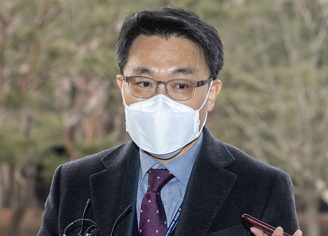 김진욱 고위공직자범죄수사처장이 28일 오전 정부과천청사 고위공직자범죄수사처(공수처)로 들어서며 취재진 질문에 답하고 있다. /연합뉴스