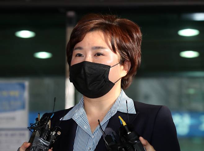 조수진 국민의힘 의원이 27일 오후 서울 마포구 서울서부지법에서 열린 선고공판을 마치고 법원을 나서고 있다. 조 의원은 1심에서 벌금 80만원을 선고 받았다. /뉴시스