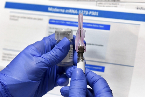 지난 7월 뉴욕주 빙엄턴에서 한 간호사가 연구를 위해 모더나사의 코로나19 백신 접종을 준비하는 모습. /AP연합뉴스