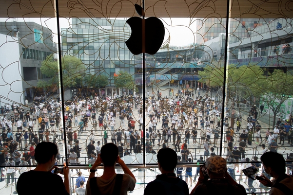 지난해 7월 중국 베이징에 아시아 최대 규모로 들어선 애플 매장에 소비자들이 몰려 있다. /로이터 연합뉴스